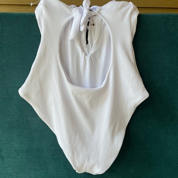 BECCA Modern Edge One Piece Swimsuit in White Size Large - Picture 8 of 9